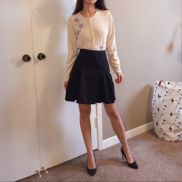 Vintage Sweaters - Vintage Joan Leslie Petite embroidered cardigan.